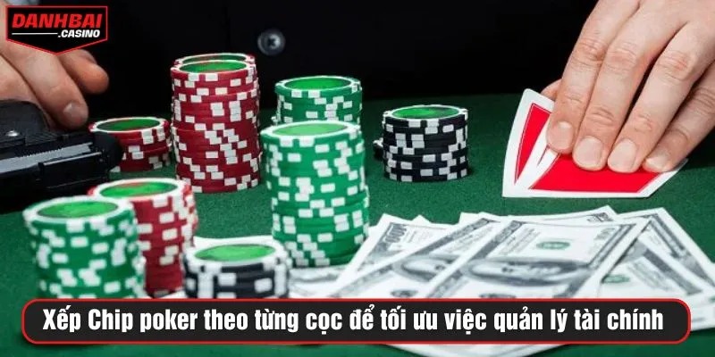 Xếp Chip poker theo từng cọc để tối ưu việc quản lý tài chính