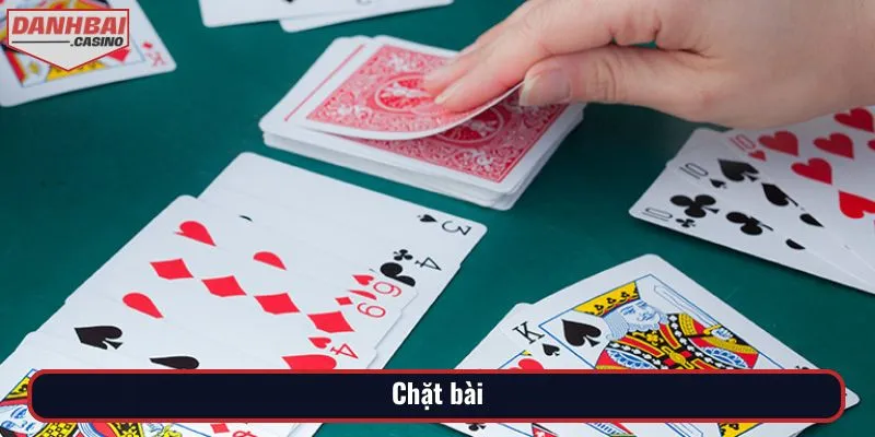 Thủ thuật chặt bài nhằm kiểm soát thế trận và gây áp lực tâm lý lên đối thủ